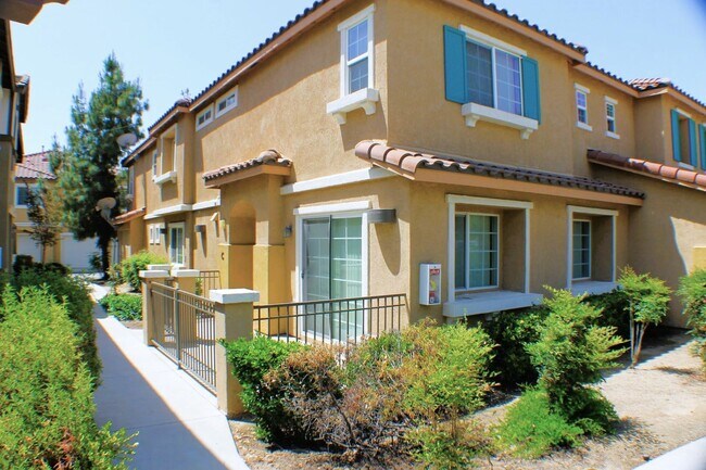 Building Photo - Charming 3 bed, 3 bath Townhome for Rent