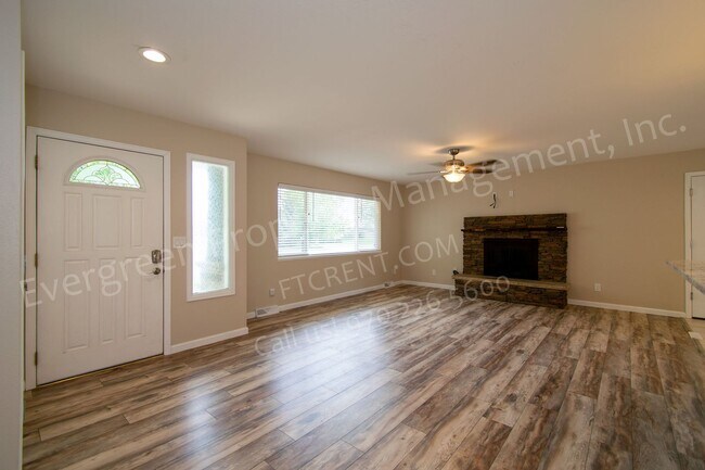 Building Photo - Great 3 bedroom, 2 bathroom home near Spri...