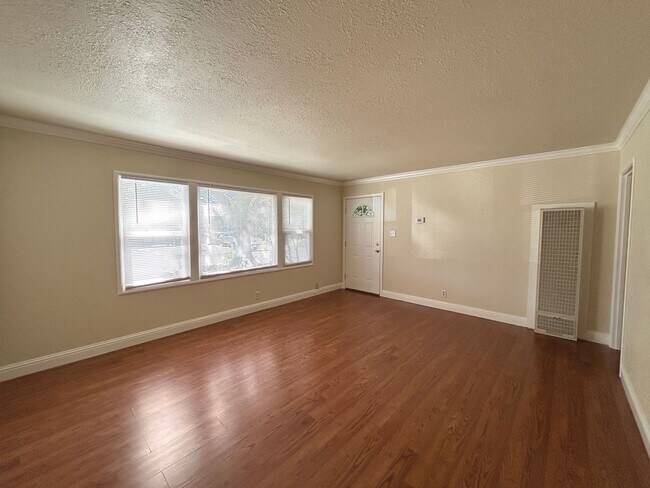 Building Photo - 3 bedroom, 2 bath Concord Home