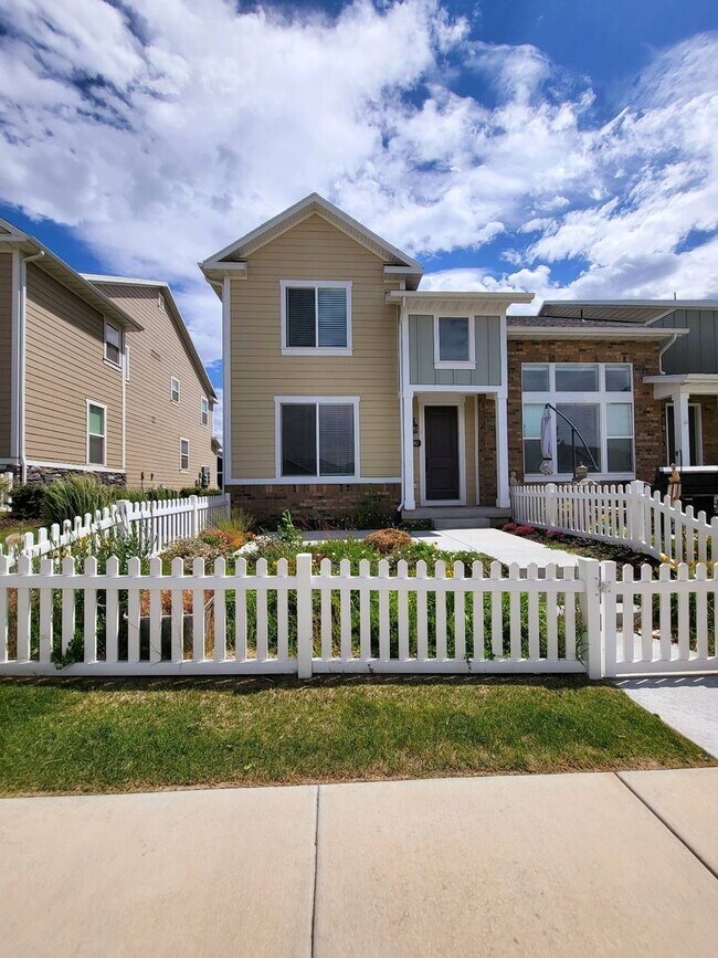 Foto del edificio - Pet Friendly Gorgeous Row End Townhome w 2...