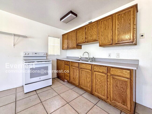 Foto del edificio - 2525 E Willetta St