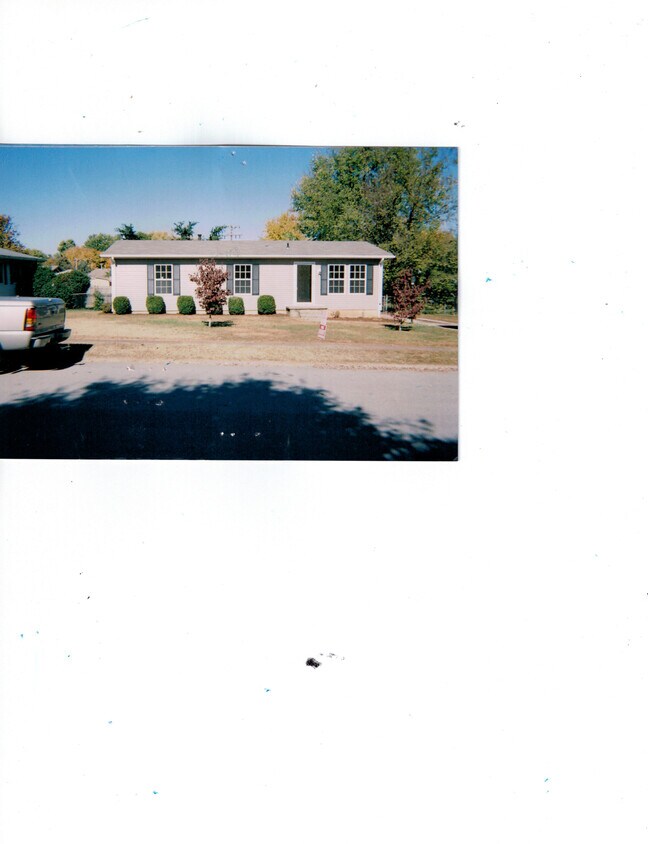 Primary Photo - 808 Bluebird Ct