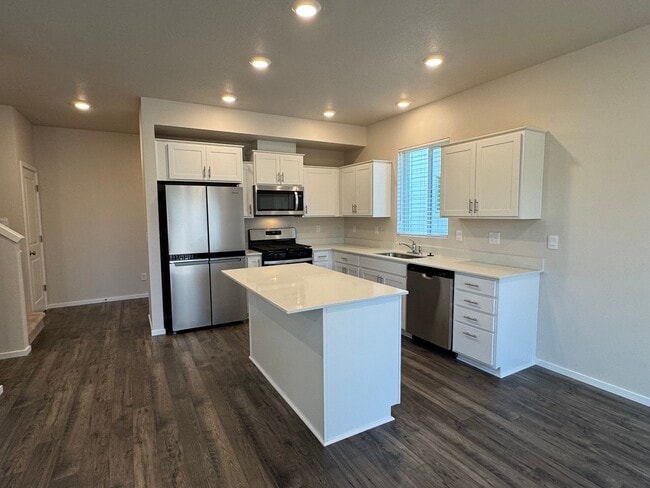 Building Photo - 4 Bedroom, 2 1/2 Bath Home in Marcola Meadows