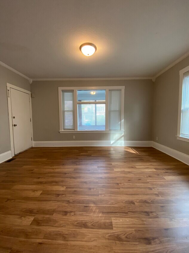 spacious living room - 2620 14th Ave S