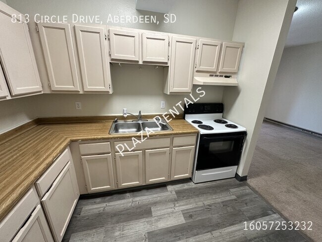 Building Photo - 10 9th Ave NE