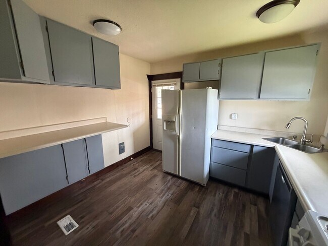 Foto del edificio - ? RENT SPECIAL — HALF OFF FIRST MONTH’S RENT ? Beautiful 2 bedroom in Lakewood WA - Apply Today!