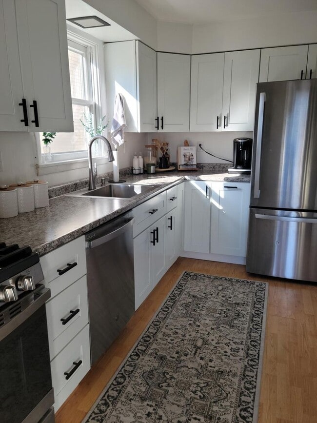 Foto del edificio - 3-bedroom, 1-bathroom home located on the picturesque Neville Island, PA.
