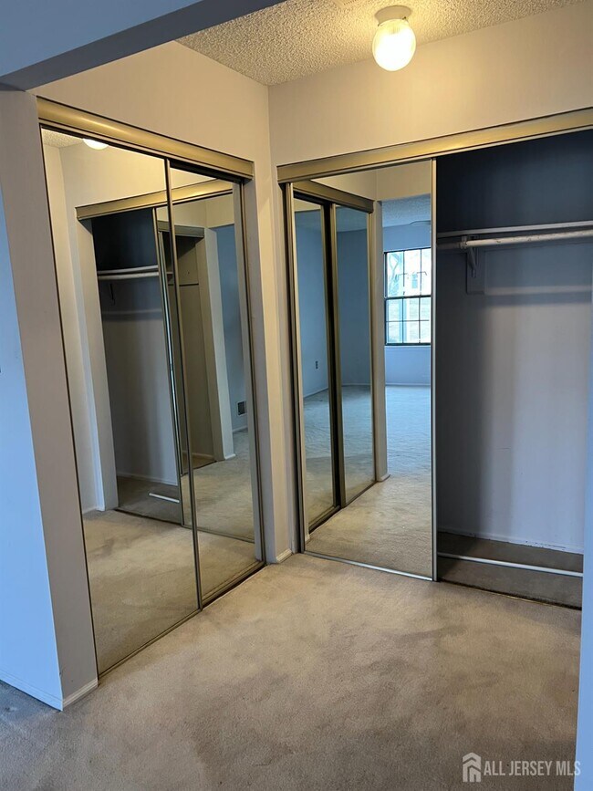 Foto del edificio - 196 Wycoff Way W