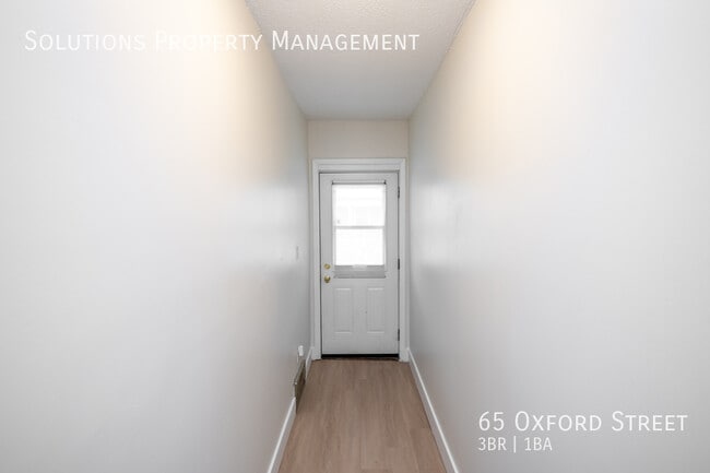 Photo du bâtiment - **Updated 3 Bedroom, 1 Bath Full House**