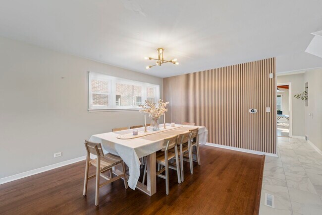 Foto del edificio - 8311 Kolmar Ave