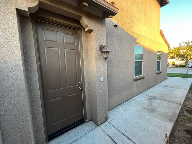 Building Photo - Great Town House Available Now!