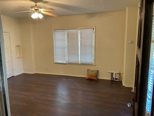 Large living quarter area - 1612 Huntington Dr