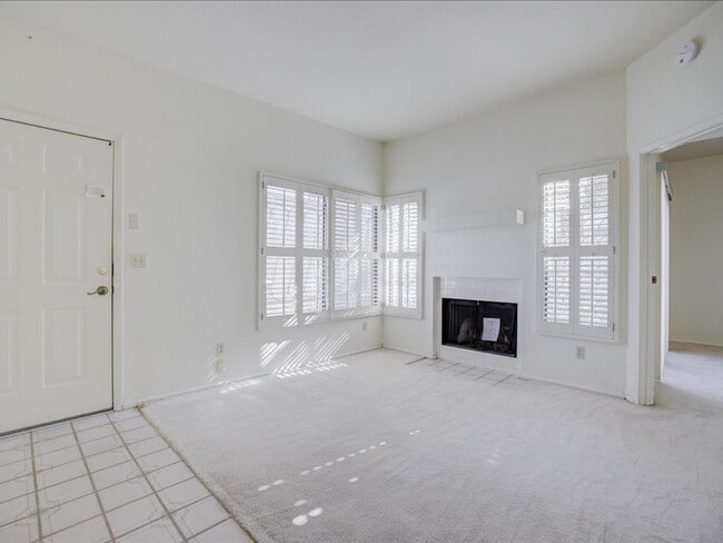 Building Photo - Near the Rillito Walk Path - 3 Bed, 2 Bath with Community Pool!