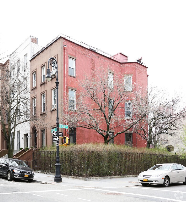 Primary Photo - 374 Clinton St
