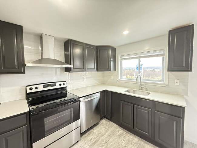 Building Photo - 735 Main St