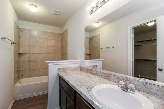 Foto del edificio - 436 Upper Creek Dr