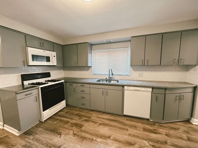 Foto del edificio - NEWLY RENOVATED 2 BEDROOM WITH GARAGE IN THE HEART OF SOUTHSIDE!