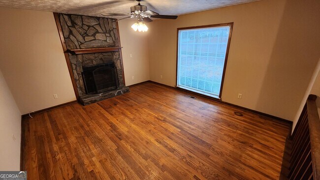 Foto del edificio - 263 Russell Dr