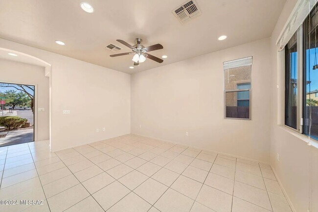 Foto del edificio - 4 bed/3bath in desirable Paseo Del Rio Community