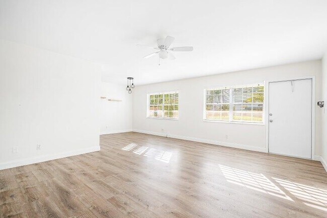 Foto del edificio - 2455 NE 51st St