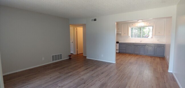 Building Photo - 620 S County Center Dr