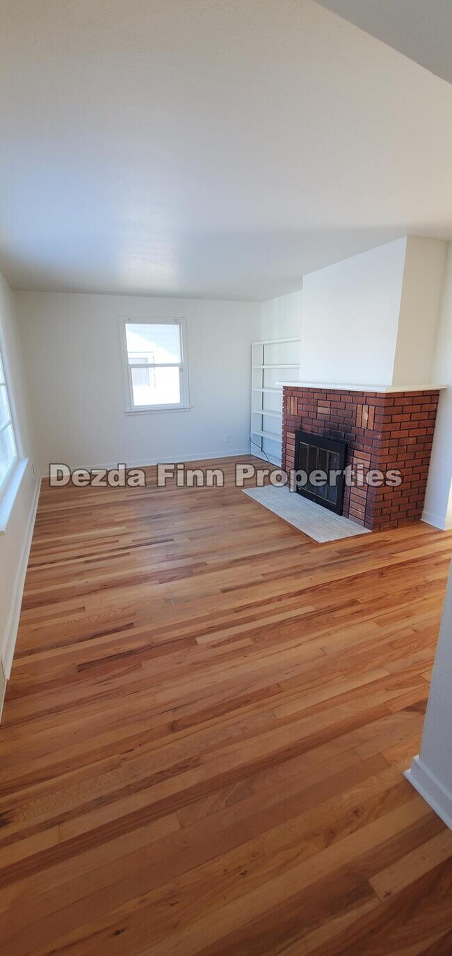 Building Photo - Adorable 3 Bedroom/ 2 Bath Rancher AVAILAB...