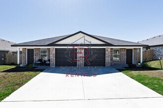 Building Photo - 121 Wind Ridge Dr