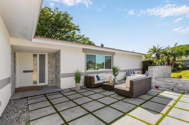 Building Photo - 646 Pompano Dr