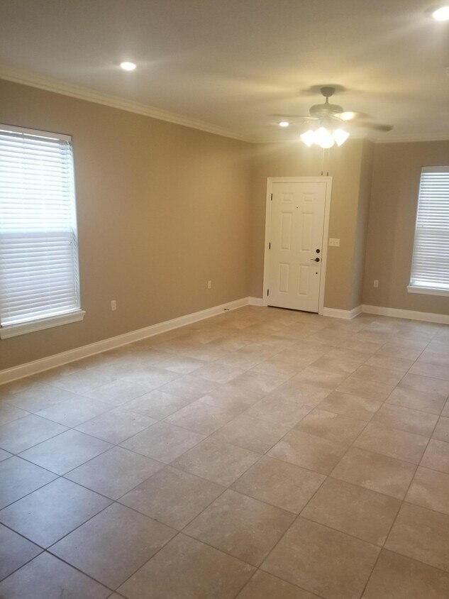 Building Photo - 1500 Lacadie Dr