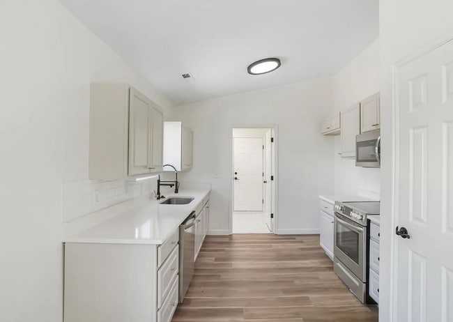 Building Photo - Adorable 2 Bedroom Hurricane Home! Pet Friendly!