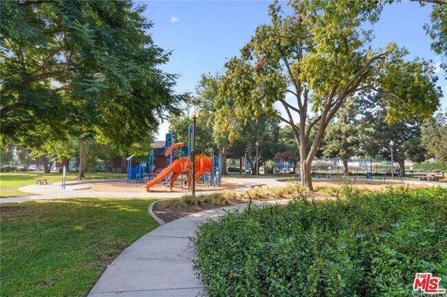 Building Photo - 2925 E Spaulding St