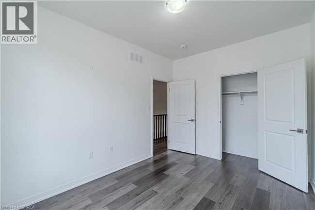 Building Photo - 550 Grey St
