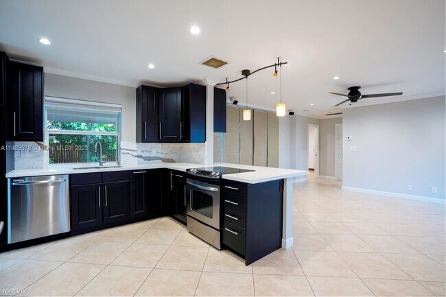 Foto del edificio - 2 br, 1 bath House - 1700 NE 56th St # 1-2