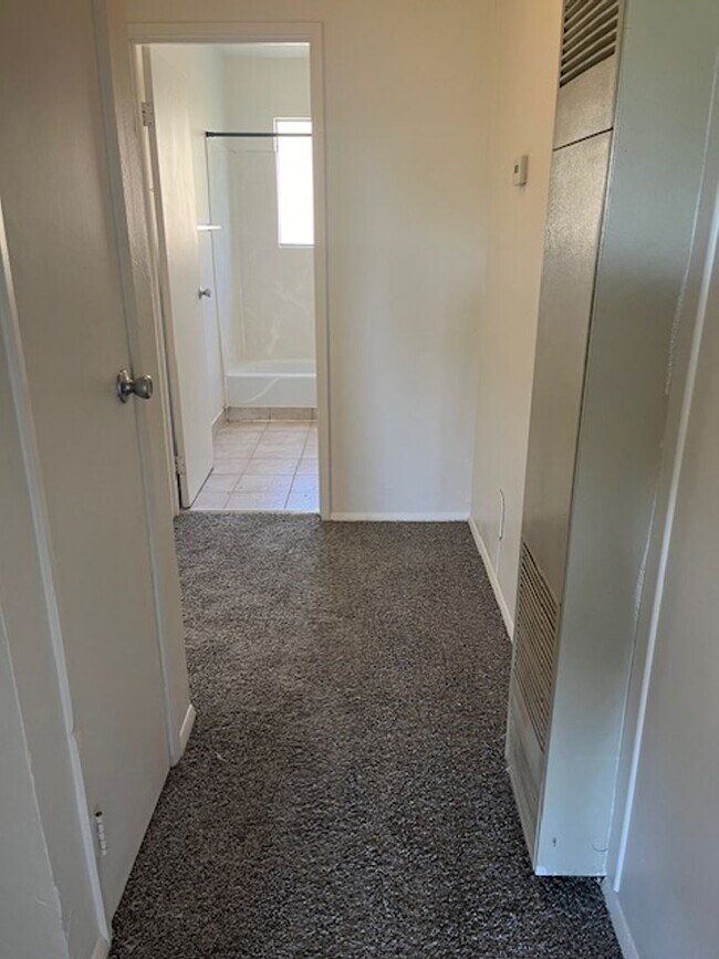 Building Photo - Townhome in 4-plex - near UNR - Covered Pa...