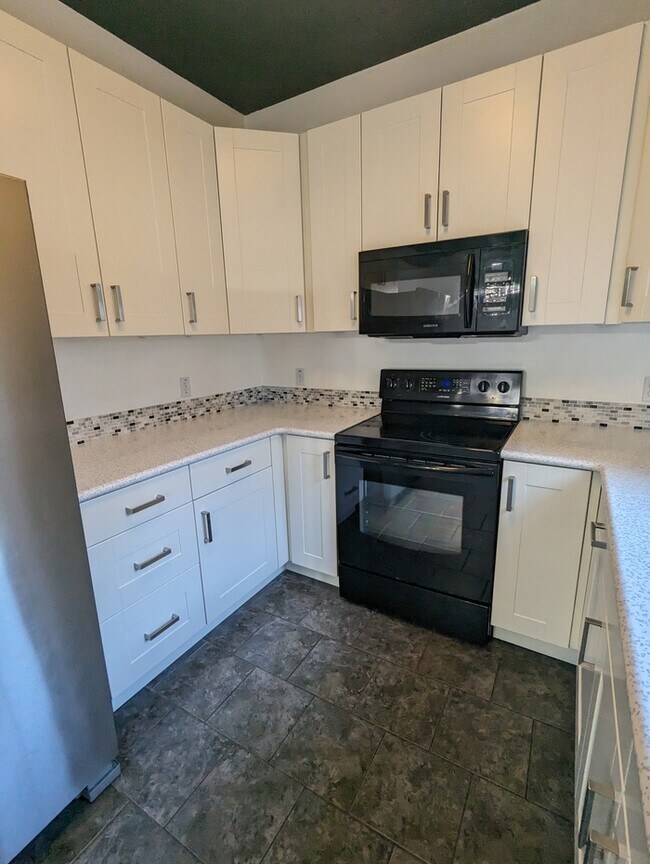 Building Photo - Beautiful 3 bedrm 2.5 bath Townhome Copper...