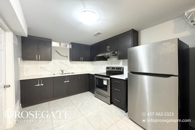 Photo du bâtiment - Spacious 2-Bedroom Lower Unit in Prime Bra...