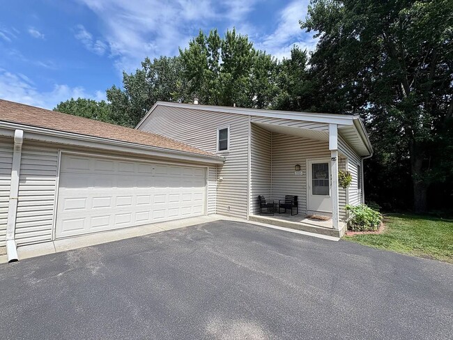 Building Photo - 5515 Pompano Dr