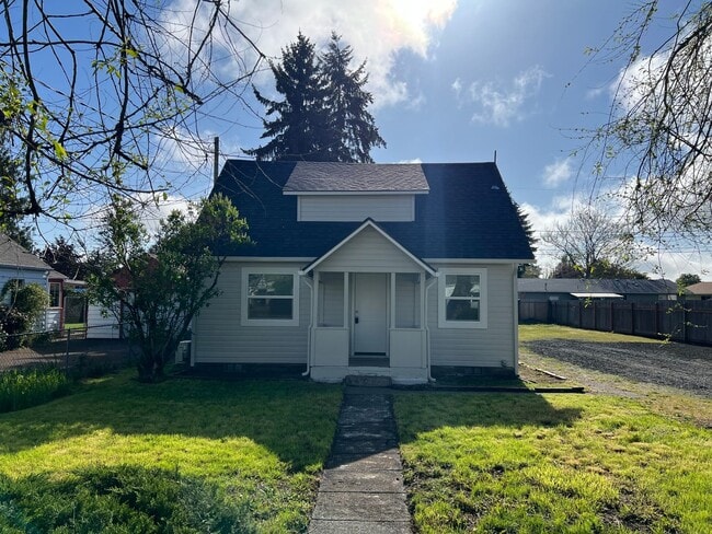 Building Photo - Updated 3 bedroom 1 bathroom house!