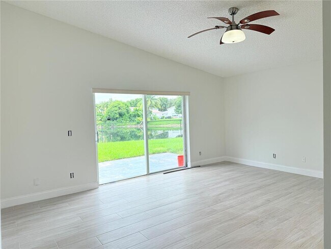 Foto del edificio - 10242 SW 24th St