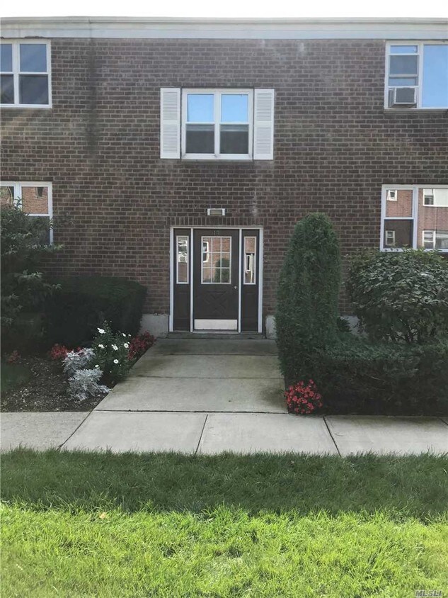 13 Richlee Ct Unit 4S, Mineola, NY 11501 Apartment for Rent in