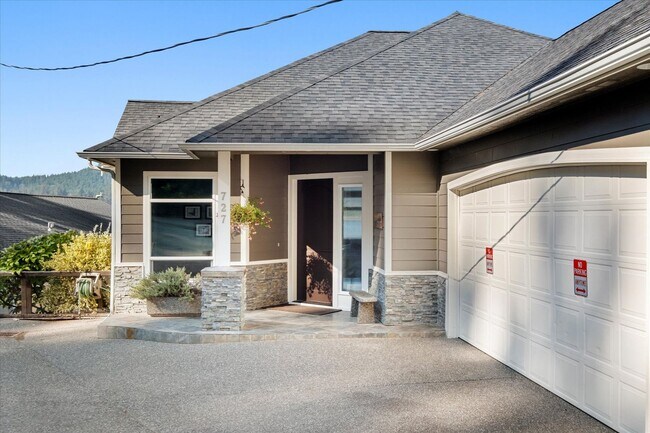 Foto del edificio - Luxurious 5BD/3BA Summit Lake Home