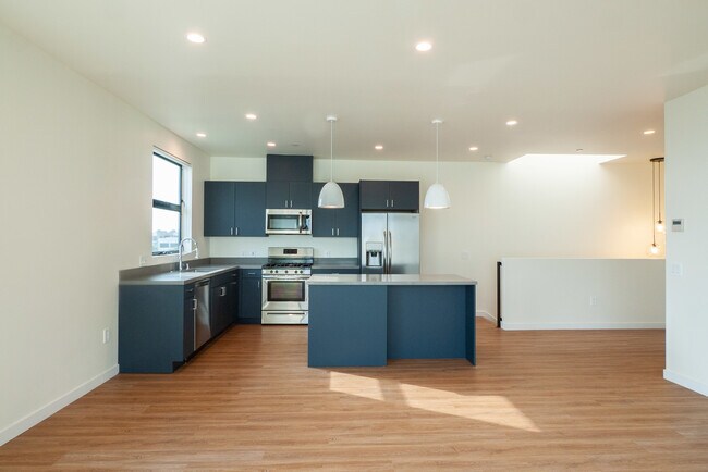 Building Photo - 747 Lillian Way
