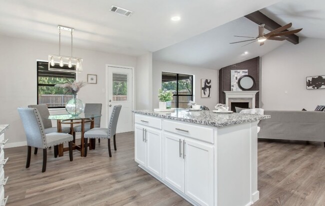 Building Photo - 8809 Deerwood Dr
