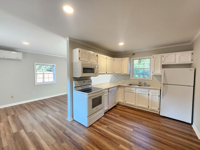 Building Photo - Asheville Rental!