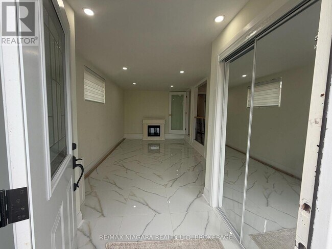 Building Photo - 42 Hemlock St