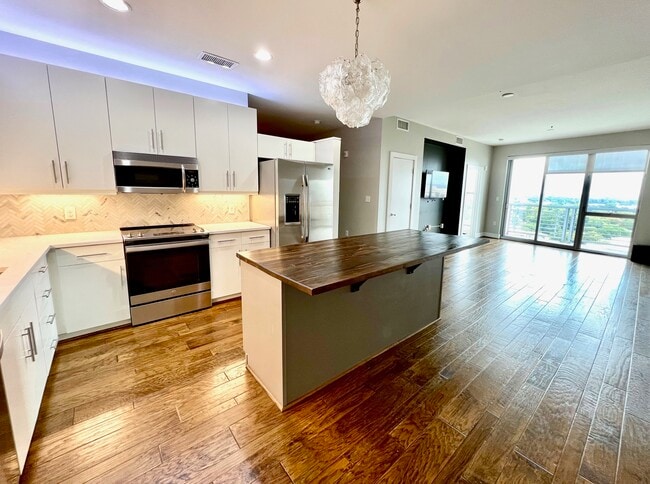 Building Photo - 333 W Trade St