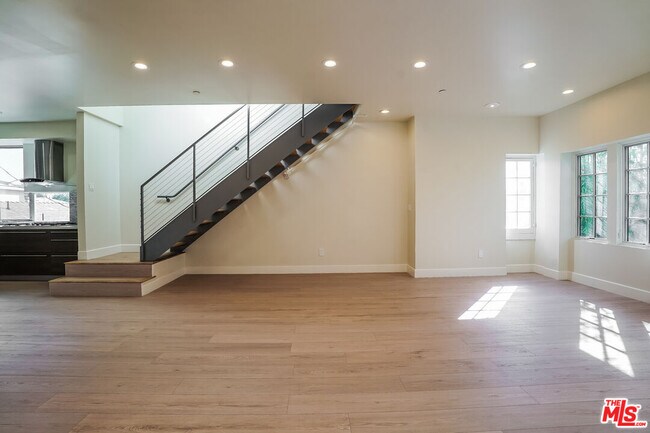 Foto del edificio - 1250 N Harper Ave