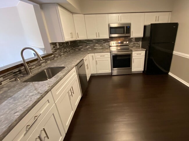 Building Photo - 3 Bed, 2.5 Bath Townhome in Plum Tree Vill...