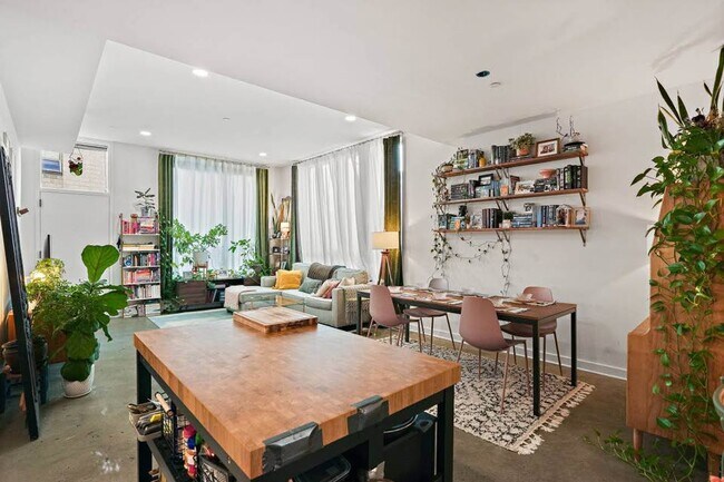 La isla de la cocina, las estanterías y los tratamientos de las ventanas se combinan con el apartamento. - 1414 Belmont St NW