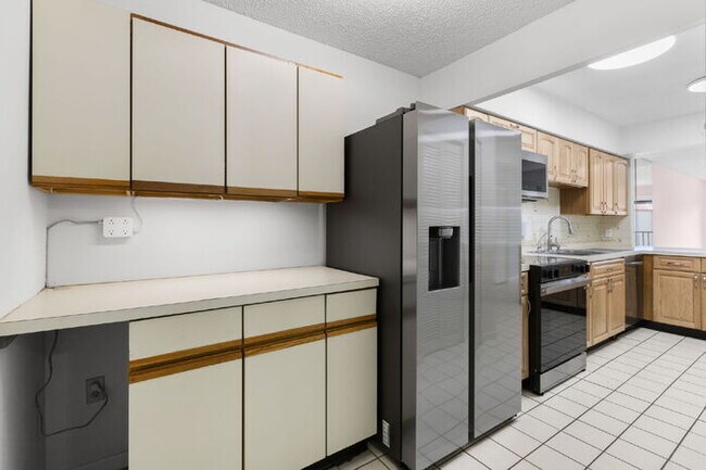 Building Photo - Condo For Rent on ST PETE BEACH!